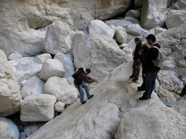  Trekking with guides 
